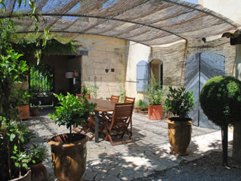 Terrasse - Chambre d'hotes proche d'Avignon à Montfavet